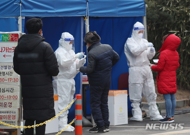 [부천=뉴시스] 고승민 기자 = 경기 부천시 소재 종교단체인 승리제단과 오정동 학원 등에서 코로나19 확진자 53명이 발생한 이튿날인 10일 부천 소사보건소 선별진료소를 찾은 시민들이 검사를 받고 있다. 2021.02.10. kkssmm99@newsis.com