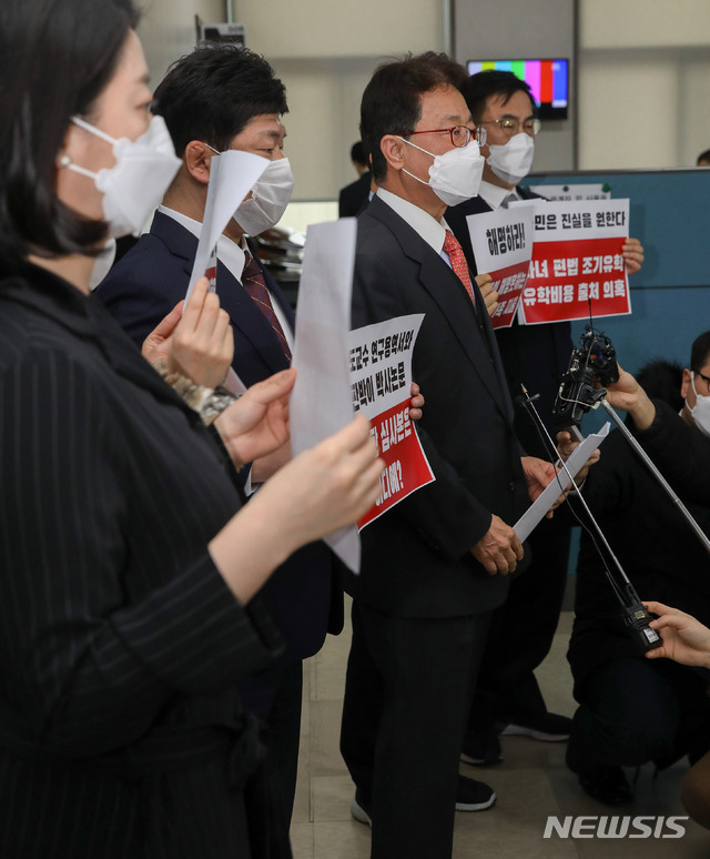 [서울=뉴시스]전진환 기자 = 이달곤 간사를 비롯한 국민의힘 의원들이 10일 오전 서울 여의도 국회에서 열린 문화체육관광위원회의 황희 문화체육관광부 장관 후보자 인사청문경과보고서 채택 협의 관련 전체회의에서 항의 퇴장 후 강행처리 관련 긴급 기자회견을 열고 있다. (공동취재사진) 2021.02.10. photo@newsis.com