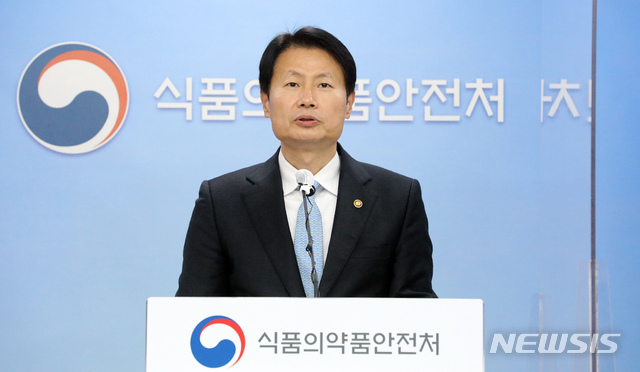 [청주=뉴시스]강종민 기자 = 김강립 식품의약품안전처장이 10일 오후 충북 청주 식약처에서 신종 코로나바이러스감염증 백신 '한국아스트라제네카 코비드-19백신주'에 대해 추가 임상시험 결과 등을 제출하는 조건으로 허가를 결정했다고 밝히고 있다. 2021.02.10.&nbsp; ppkjm@newsis.com