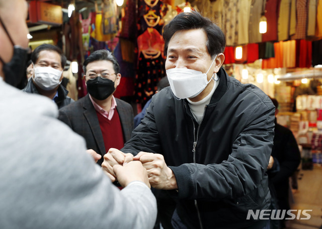 [서울=뉴시스]최동준 기자 = 오세훈 국민의힘 서울시장 예비후보가 10일 서울 중구 남대문시장을 방문해 상인과 인사하고 있다. 2021.02.10. photocdj@newsis.com