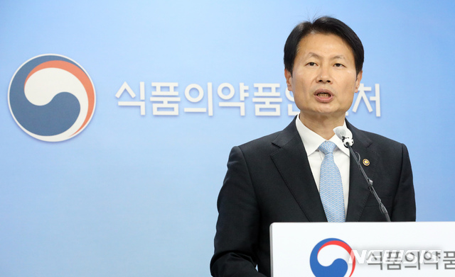 [청주=뉴시스]강종민 기자 = 김강립 식품의약품안전처장이 10일 오후 충북 청주 식약처에서 신종 코로나바이러스감염증 백신 '한국아스트라제네카 코비드-19백신주'에 대해 추가 임상시험 결과 등을 제출하는 조건으로 허가를 결정했다고 밝히고 있다. 2021.02.10.&nbsp; ppkjm@newsis.com