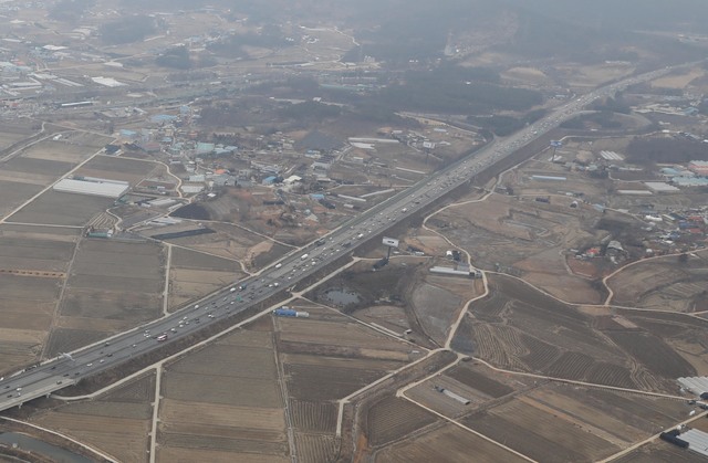 [화성=뉴시스]이윤청 기자 = 지난달 10일 오후 경기 화성 비봉면 인근에서 바라본 서해안고속도로에 차량이 운행하고 있다. (항공촬영 협조 : 서울경찰청 이용길 경감, 경기북부경찰청 김용옥 경위) 2021.02.10. radiohead@newsis.com