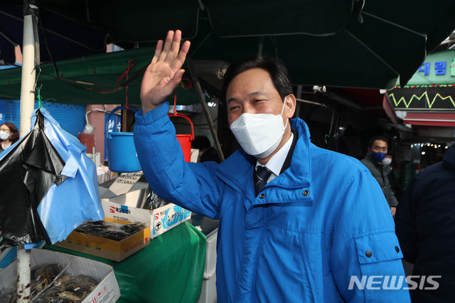 [서울=뉴시스]국회사진기자단 = 서울시장 보궐선거에 출마한 더불어민주당 우상호 예비후보가 설 연휴를 하루 앞둔 10일 오후 서울 은평구 대림시장  방문해  인사하고 있다. 2021.02.10. photo@newsis.com