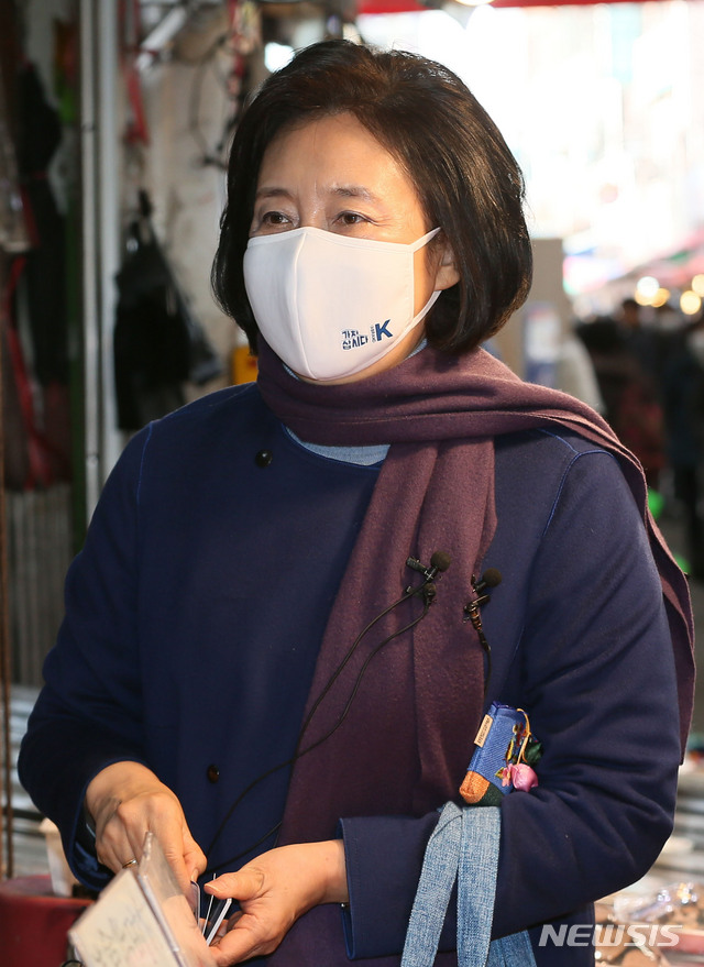 [서울=뉴시스]국회사진기자단 = 박영선 더불어민주당 서울시장 보궐선거 예비후보가 10일 서울 구로구 남구로시장을 방문해 상인회 관계자들과 시장을 둘러보고 있다. 2021.02.10. photo@newsis.com