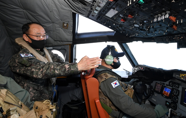 [서울=뉴시스] 부석종 해군참모총장이 P-3C 해상초계기에 탑승해 작전을 살펴보고 있다. 2021.02.11. (사진=해군 제공) *재판매 및 DB 금지