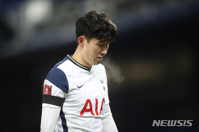 [리버풀=AP/뉴시스]토트넘 손흥민이 10일(현지시간) 영국 리버풀의 구디슨 파크에서 열린 에버턴과의 2020~21 잉글랜드 FA컵 16강전에서 패한 후 아쉬운 표정으로 경기장을 나서고 있다. 손흥민은 2개의 도움을 기록하며 팀의 4골에 직간접으로 이바지했으나 토트넘은 연장 접전 끝에 4-5로 패해 8강 진출에 실패했다. 2021.02.11. 