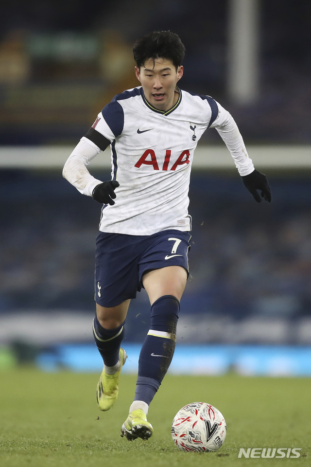 [리버풀=AP/뉴시스]토트넘 손흥민이 10일(현지시간) 영국 리버풀의 구디슨 파크에서 열린 에버턴과의 2020~21 잉글랜드 FA컵 16강전에 선발 출전해 경기하고 있다. 손흥민은 2개의 도움을 기록하며 팀의 4골에 직간접으로 이바지했으나 토트넘은 연장 접전 끝에 4-5로 패해 8강 진출에 실패했다. 2021.02.11. 