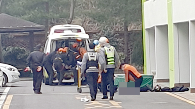 [나주=뉴시스]= 11일 오후 전남 나주시 삼영동 한 아파트 12층에서 20대로 추정되는 남성이 추락했다. (사진=독자제공). 2021.02.11. photo@newsis.com *재판매 및 DB 금지
