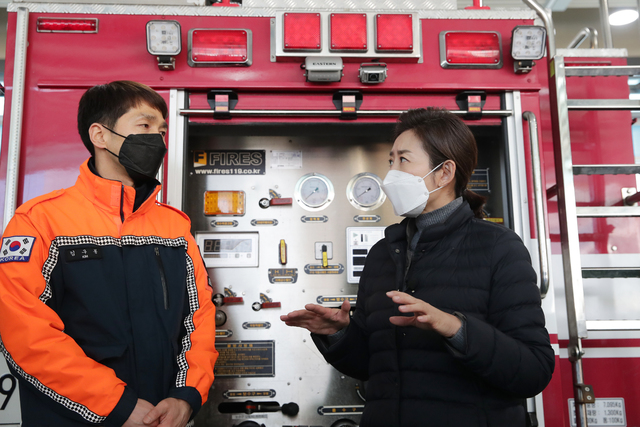 [서울=뉴시스]전진환 기자 = 나경원 국민의힘 서울시장 예비후보가 11일 서울 은평소방서를 방문해 구조대원과 대화하고 있다. (사진=나경원 캠프 제공) 2021.02.11. photo@newsis.com *재판매 및 DB 금지