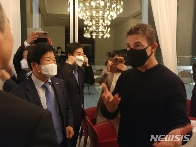 [아부다비=뉴시스]문광호 기자 = 박병석 국회의장이 11일(현지시간) 아랍에미리트 수도 아부다비의 한 식당에서 톰 크루즈와 만났다. 2021.02.11. moonlit@newsis.com
