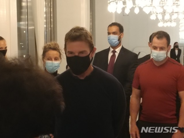 [아부다비=뉴시스]문광호 기자 = 톰 크루즈가 11일(현지시간) 아랍에미리트 수도 아부다비의 한 식당에서 박병석 국회의장과 만났다. 2021.02.11. moonlit@newsis.com