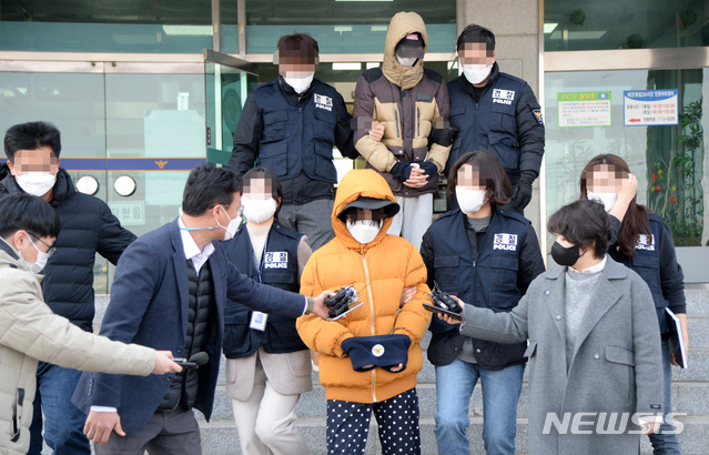 [전주=뉴시스] 김얼 기자 = 지난해 2월12일 전북 전주시 전주덕진경찰서에서 생후 2주 된 영아를 숨지게 한 혐의로 경찰 수사를 받던 20대 부부가 구속 전 피의자심문(영장실질심사)을 받기 위해 경찰서를 빠져나오고 있다. 2021.02.12. pmkeul@newsis.com