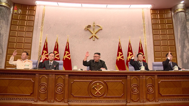 [서울=뉴시스]김정은 북한 노동당 총비서가 8일~11일 열린 노동당 중앙위원회 전원회의를 주재하고 있다고 북한 조선중앙TV가 12일 보도했다. (사진=조선중앙TV 캡처) 2021.02.12. *재판매 및 DB 금지