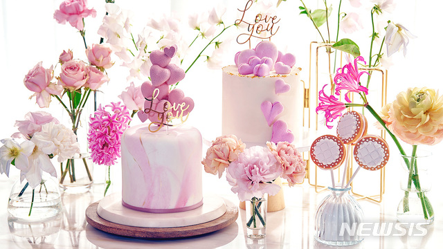 [서울=뉴시스]롯데호텔 서울 '하트 트리 슈가 케이크'(앞)와 ‘러브 마카롱 치즈 케이크'