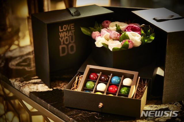 [서울=뉴시스]파라다이스호텔 부산 '부티크 베이커리'의 '플라워 햄퍼'
