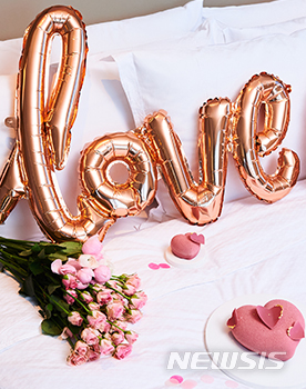 [서울=뉴시스]콘래드 서울 '플레임즈'의 '루비 초콜릿 무스 케이크'