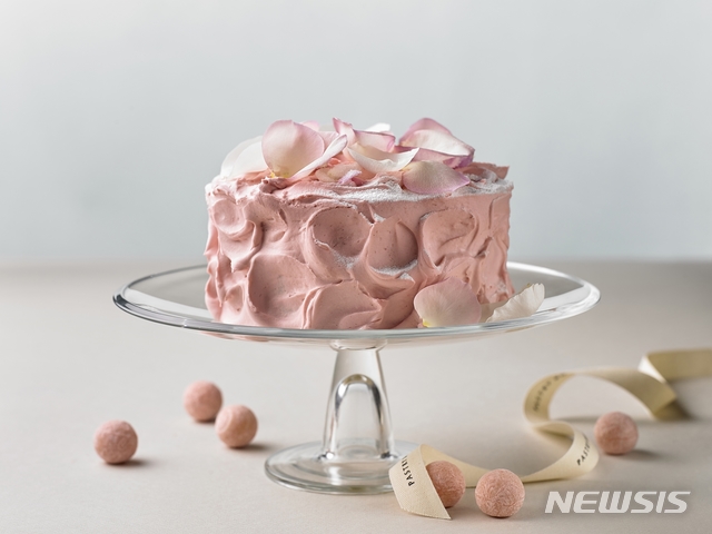 [서울=뉴시스]서울신라호텔크 ‘터치 오브 로즈'와 '로즈 펄 초콜릿'