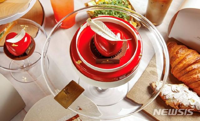 [서울=뉴시스] JW 메리어트 동대문 '서울 베이킹 컴퍼니'의 '밸런타인데이 스페셜 케이크' 홀 케이크와 쁘띠 케이크