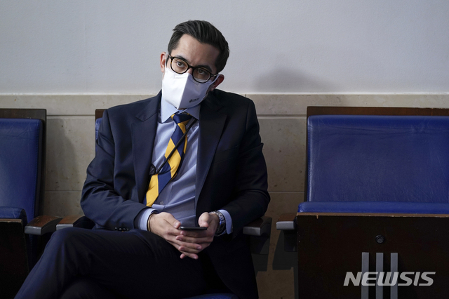 [워싱턴=AP/뉴시스]TJ 덕로 백악관 부대변인이 지난 9일 젠 사키 대변인의 브리핑을 듣고 있다. 백악관은 다른 기자와의 관계를 취재하려는 한 기자에게 성차별적이고 불경스러운 협박을 한 것으로 보도된 T.J. 덕로 백악관 부대변인에 1주일 정직과 함께 1주일 간의 급료 압류 징계를 내렸다. 젠 사키 백악관 대변인은 12일(현지시간) 덕로의 행동은 "도저히 용납될 수 없다"며 사과했다. 2021.2.13