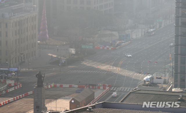 [서울=뉴시스]김명원 기자 = 설연휴 세째 날인 13일 서울 종로구 광화문 사거리가 설 연휴에 한산한 가운데 포근한 날씨를 보이며 미세먼지로 인해 뿌옇게 보이고 있다.&nbsp; 2021.02.13. kmx1105@newsis.com 