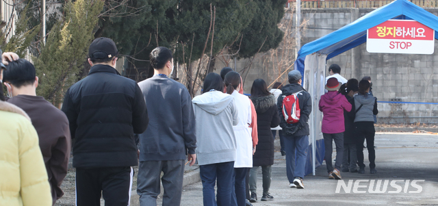 [서울=뉴시스]김명원 기자 = 지난 13일 서울 용산구 순천향대학교 서울병원에서 신종 코로나바이러스 감염증(코로나19) 확진자가 37명이 나온 가운데 임시선별진료소에는 검사를 받으려는 사람들이 줄지어 대기하고 있다.  2021.02.13. kmx1105@newsis.com