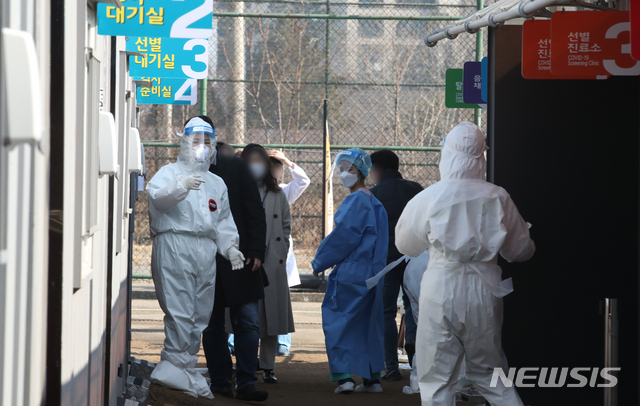 [서울=뉴시스]김명원 기자 = 13일 서울 용산구 순천향대학교 서울병원에서 신종 코로나바이러스 감염증(코로나19) 확진자가 37명이 나온 가운데 임시선별진료소에는 검사를 받으려는 사람들과 의료진이 분주히 움직이고 있다. 순천향대병원 관계자에 따르면 환자 29명, 간호사 7명, 보호자 1명 등 37명의 확진자가 발생했다. 2021.02.13. kmx1105@newsis.com