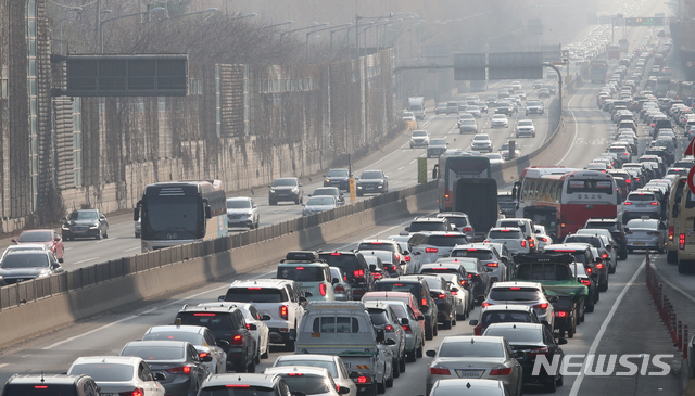 [서울=뉴시스]김명원 기자 = 설연휴 세째 날인 13일 서울 잠원동 고속도로에는 귀경에 나선 차량들인 늘어 정체되고 있다. 2021.02.13. kmx1105@newsis.com
