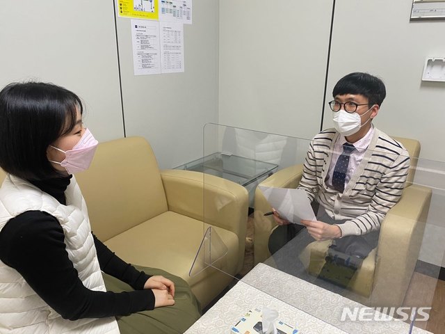 [광주=뉴시스] 배상현기자= 이용성(34) 광주광역시정신건강복지센터 마음건강주치의가 상담을 하고 있다. 2021. 02. 14(사진=광주정신건강복지센터 제공) praxis@newsis.com