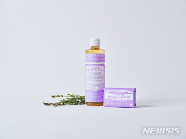 [서울=뉴시스]닥터 브로너스 '라벤더 퓨어 캐스틸 솝'과 '라벤더 퓨어 캐스틸 바 솝'