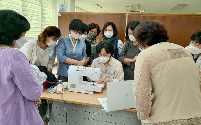 [광주=뉴시스] 광주 광산구 월곡동 마을기업인 예쁜손공예협동조합 조합원들이 경력단절 여성들을 대상으로 수공예 교육을 진행하고 있다. (사진=사회적협동조합 '살림' 제공) 2021.02.14. photo@newsis.com *재판매 및 DB 금지