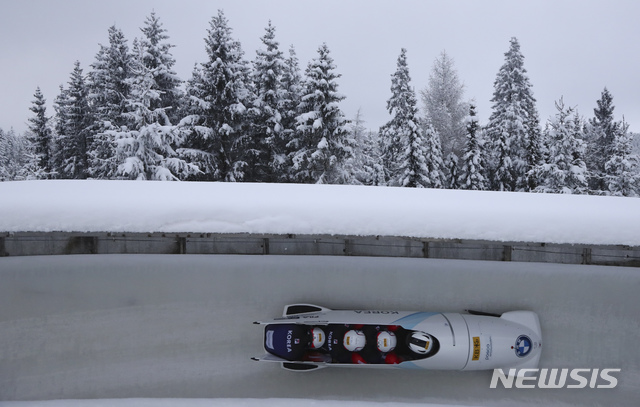 [알텐베르크=AP/뉴시스] 원윤종, 김진수, 이경민, 정현우로 이뤄진 한국 남자 봅슬레이 4인승 대표팀이 13일(현지시간) 독일 알텐베르크에서 열린 2021 국제봅슬레이스켈레톤경기연맹(IBSF) 세계선수권대회 남자 봅슬레이 4인승 경기에서 레이스를 펼치고 있다. 2021.03.13