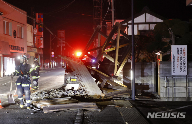 [고리 정=AP/뉴시스] 14일 일본 후쿠시마(福島)현 고리 정 지역의 한 건물이 지진으로 쓰러진 모습. 13일 오후 11시 8분께 일본 후쿠시마현 앞바다에서는 규모 7.1로 추정되는 강한 지진이 발생했다. 2021.02.14.