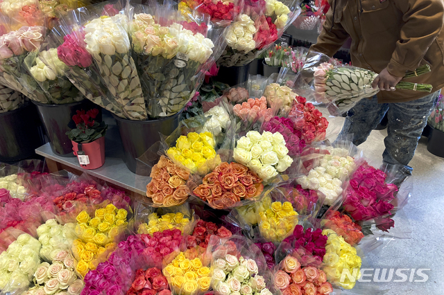 미 발렌타인데이 택배장미 러시.."대면 축하할 날 고대"