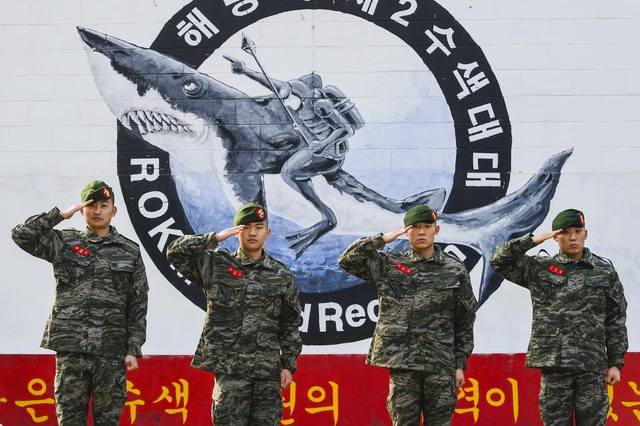 [서울=뉴시스]박주성 기자 = (왼쪽부터) 미국 유학 중 국방의 의무를 다하기 위해 해병대 수색대에 입대한 안형주 병장, 안철수 일병 형제와 스스로의 한계에 도전하고자 수색대를 선택한 쌍둥이 이재원·이재준 일병. (사진=해병대사령부 제공). 2021.02.14. photo@newsis.com *재판매 및 DB 금지