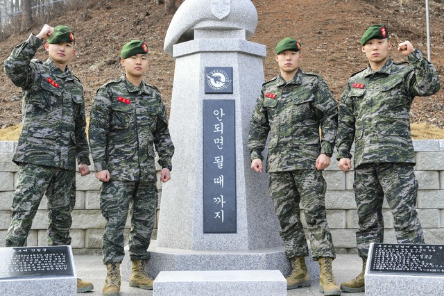 [서울=뉴시스]박주성 기자 = (왼쪽부터) 미국 유학 중 국방의 의무를 다하기 위해 해병대 수색대에 입대한 안형주 병장, 안철수 일병 형제와 스스로의 한계에 도전하고자 수색대를 선택한 쌍둥이 이재원·이재준 일병. (사진=해병대사령부 제공). 2021.02.14. photo@newsis.com *재판매 및 DB 금지
