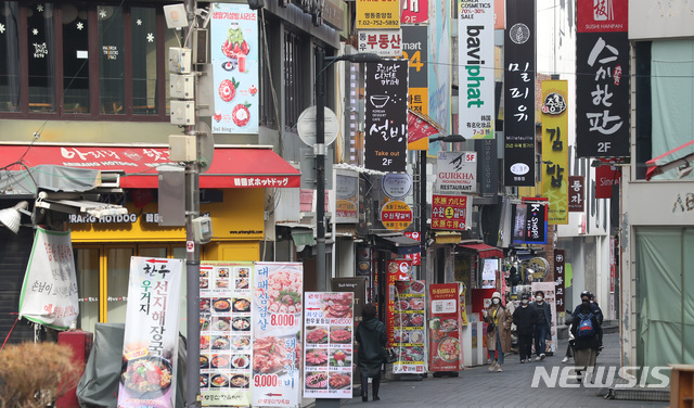 [서울=뉴시스]이영환 기자 = 사회적 거리두기 2단계 완화를 하루 앞둔 14일 오전 서울 중구 명동거리에서 시민들이 이동하고 있다. 15일부터 수도권은 2단계, 비수도권은 1.5단계로 거리두기 단계가 조정되며 수도권 영업 제한도 밤 10시까지로 완화된다. 2021.02.14. 20hwan@newsis.com