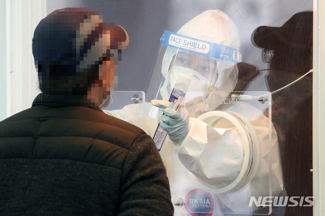 [서울=뉴시스]고범준 기자 = 신종 코로나바이러스 감염증(코로나19) 확진자가 326명으로 이틀 연속 300명대로 집계된 14일 오전 서울 중구 서울역광장에 마련된 코로나19 중구임시선별검사소에서 의료진이 검체 채취를 하고 있다. 2021.02.14. bjko@newsis.com