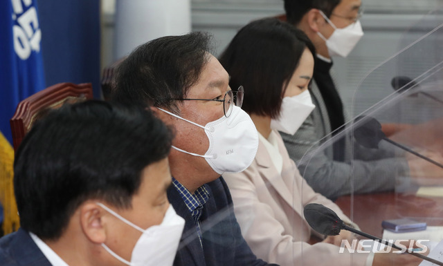 [서울=뉴시스]전진환 기자 = 김태년 더불어민주당 원내대표가 14일 오후 서울 여의도 국회에서 열린 설 민심 전달 기자간담회에서 발언하고 있다. (공동취재사진) 2021.02.14. photo@newsis.com