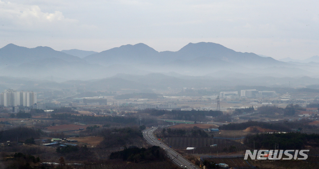 [전주=뉴시스] 김얼 기자 = 전북 전주시의 미세먼지와 초미세먼지가 나쁨 수준을 보인 14일 전주 상공에서 바라본 혁신도시 일대가 뿌옇게 보이고 있다. (촬영협조=전남경찰청 공공안전부 경비과 항공대 기장 박철희 경관, 부기장 우동식 경위, 승무원 김태훈 경위) 2021.02.14.pmkeul@newsis.com