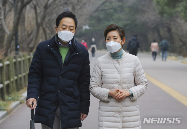 [서울=뉴시스]국회사진기자단 = 나경원 국민의힘 서울시장 예비후보와 금태섭 무소속 예비후보가 14일 서울 남산 둘레길을 걸으며 야권 단일화등 현안에 대해 이야기를 나누고 있다.  2021.02.14. photo@newsis.com