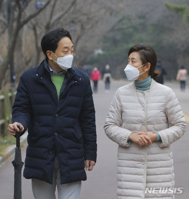 [서울=뉴시스]국회사진기자단 = 나경원 국민의힘 서울시장 예비후보와 금태섭 무소속 예비후보가 14일 서울 남산 둘레길을 걸으며 야권 단일화등 현안에 대해 이야기를 나누고 있다.  2021.02.14. photo@newsis.com