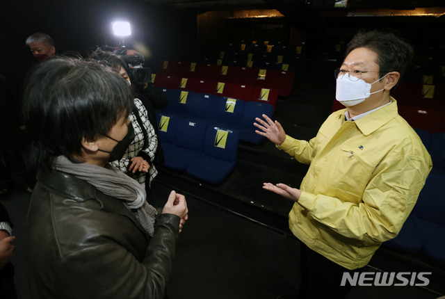 [서울=뉴시스]최진석 기자 = 황희 문화체육관광부 장관이 14일 서울 종로구 예술가의집에서 공연예술계 종사자와 간담회를 마치고 공연장을 찾아 현장 점검을 하고 있다. (사진=문화체육관광부 제공) 2021.02.14. photo@newsis.com