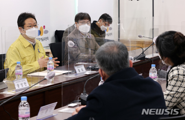 [서울=뉴시스]최진석 기자 = 황희 문화체육관광부 장관이 14일 서울 종로구 예술가의집에서 공연예술계 종사자를 만나 코로나19 관련 애로사항을 청취하고 의견을 나누고 있다. (사진=문화체육관광부 제공) 2021.02.14. photo@newsis.com