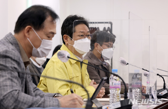 [서울=뉴시스]최진석 기자 = 황희 문화체육관광부 장관이 14일 서울 종로구 예술가의집에서 공연예술계 종사자를 만나 코로나19 관련 애로사항을 청취하고 의견을 나누고 있다. (사진=문화체육관광부 제공) 2021.02.14. photo@newsis.com 