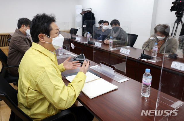 [서울=뉴시스]최진석 기자 = 황희 문화체육관광부 장관이 14일 서울 종로구 예술가의집에서 공연예술계 종사자를 만나 코로나19 관련 애로사항을 청취하고 의견을 나누고 있다. (사진=문화체육관광부 제공) 2021.02.14. photo@newsis.com