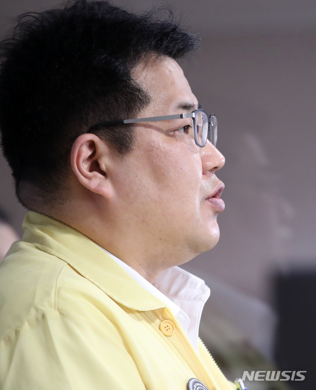 [서울=뉴시스]박주성 기자 = 손영래 중앙사고수습본부 사회전략반장이 14일 오후 서울 종로구 정부서울청사 브리핑룸에서 코로나19 대응 정례브리핑을 하고 있다. 2021.02.14. park7691@newsis.com