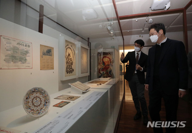 [서울=뉴시스]박미소 기자 = 황희 문화체육관광부 장관이 14일 오후 서울 종로구 국립민속박물관을 방문해 방역 상황을 점검하며 ‘신축년 소띠 기념 특별전-우리 곁에 있소’ 전시를 둘러보고 있다. 2021.02.14. misocamera@newsis.com