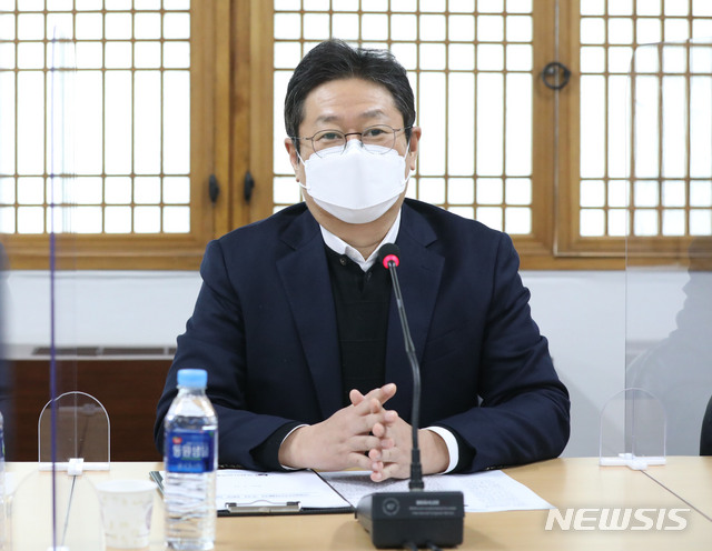 [서울=뉴시스]박미소 기자 = 황희 문화체육관광부 장관이 14일 오후 서울 종로구 국립민속박물관을 방문해 방역 상황을 점검한 후 열린 간담회에서 발언하고 있다. 2021.02.14. misocamera@newsis.com