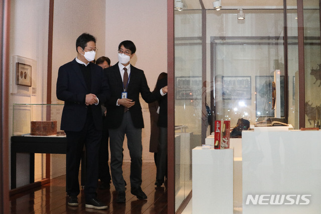 [서울=뉴시스]박미소 기자 = 황희 문화체육관광부 장관이 14일 오후 서울 종로구 국립민속박물관을 방문해 방역 상황을 점검하며 ‘신축년 소띠 기념 특별전-우리 곁에 있소’ 전시를 둘러보고 있다. 2021.02.14. misocamera@newsis.com