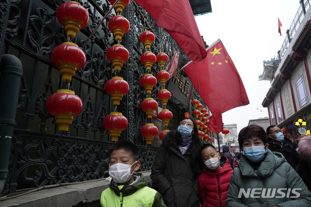 [베이징=AP/뉴시스] 중국 구정(춘절) 연휴 사흘째인 14일 사람들이 자주 찾는 소매상 거리 모습     